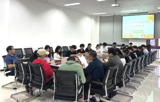 同学们的意见，我们来倾听！我校学生座谈会搭建充分沟通的平台